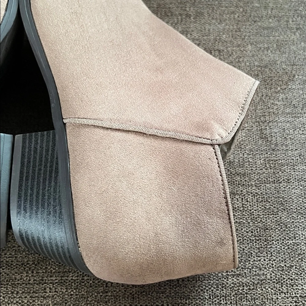 New Style & Co Wileyy Ankle Booties Women’s Size 8.5W in Light Taupe Micro